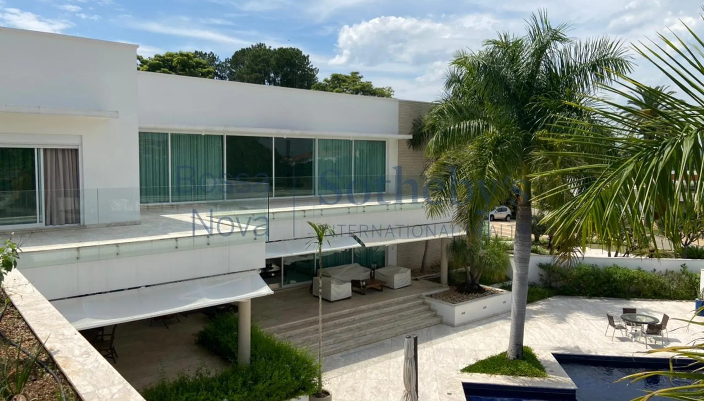 Fachadas brancas da cozinha moderna e espaçosa da casa de campo e