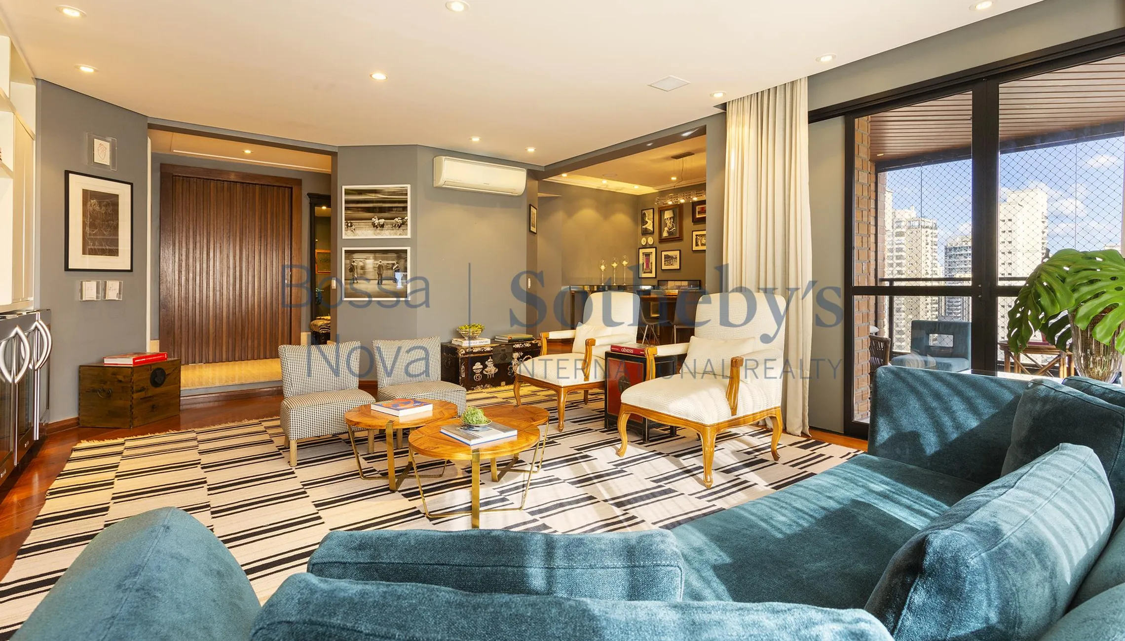 Apartamento decorado com planta integrada e living iluminado