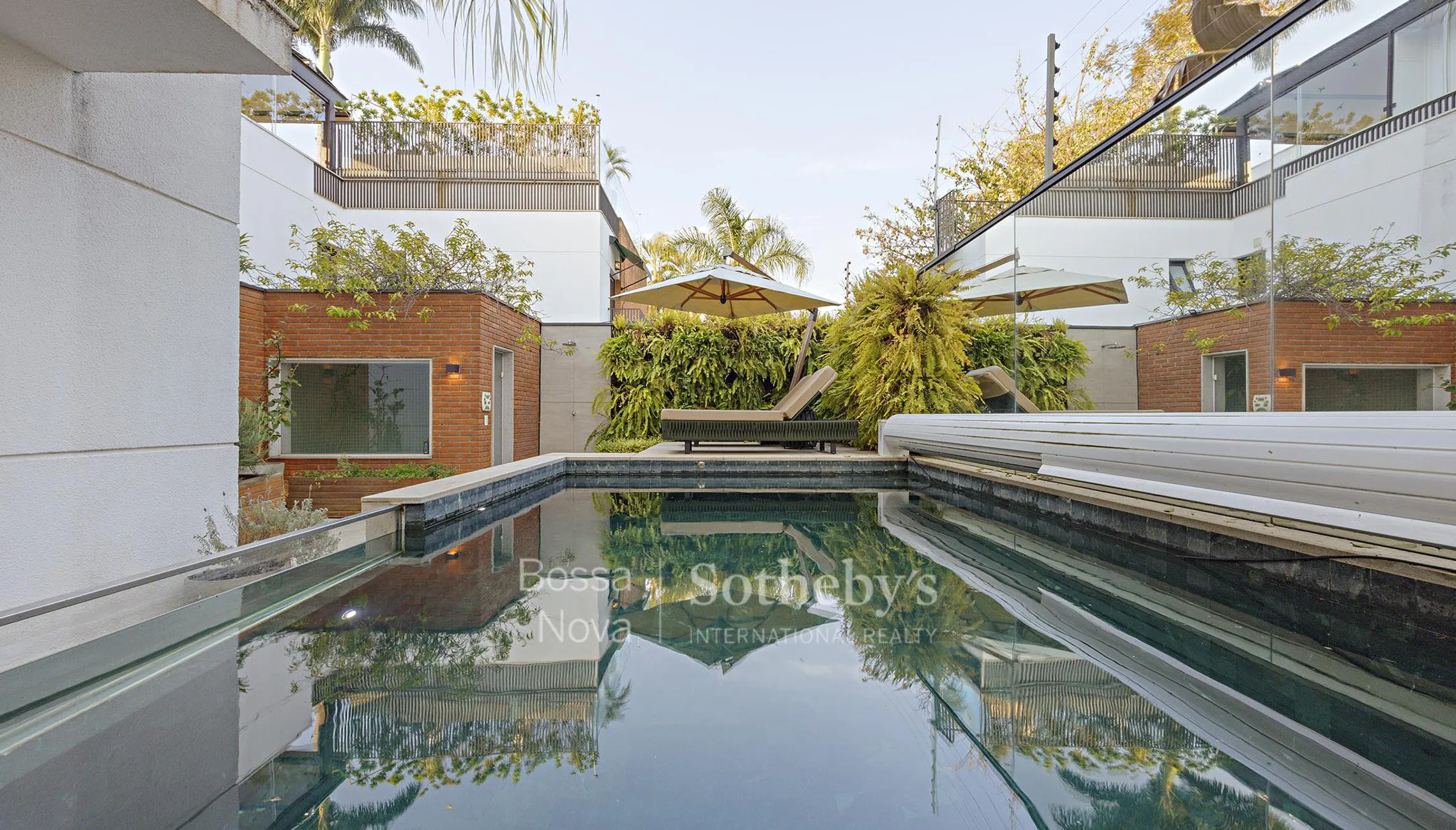 Casa integrada ao verde no Jardim Paulistano