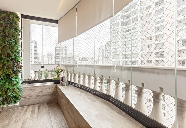 Apartamento moderno com projeto de Paulo Mendes da Rocha - Itaim