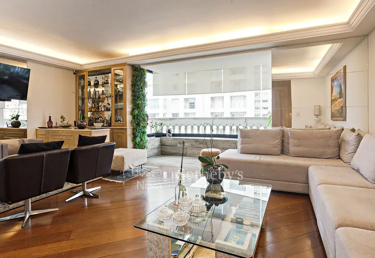 Apartamento moderno com projeto de Paulo Mendes da Rocha - Itaim